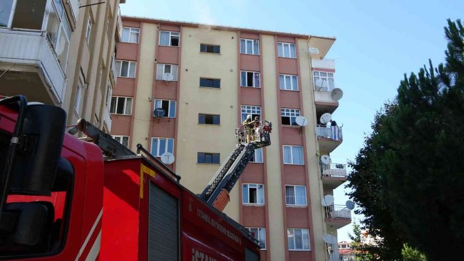 Apartmanda korkutan yangın, mahsur kalan 3 kişi kurtarıldı