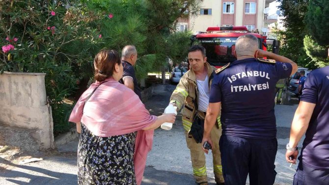 Apartmanda korkutan yangın, mahsur kalan 3 kişi kurtarıldı