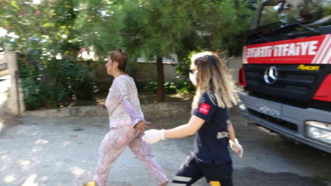 Apartmanda korkutan yangın, mahsur kalan 3 kişi kurtarıldı