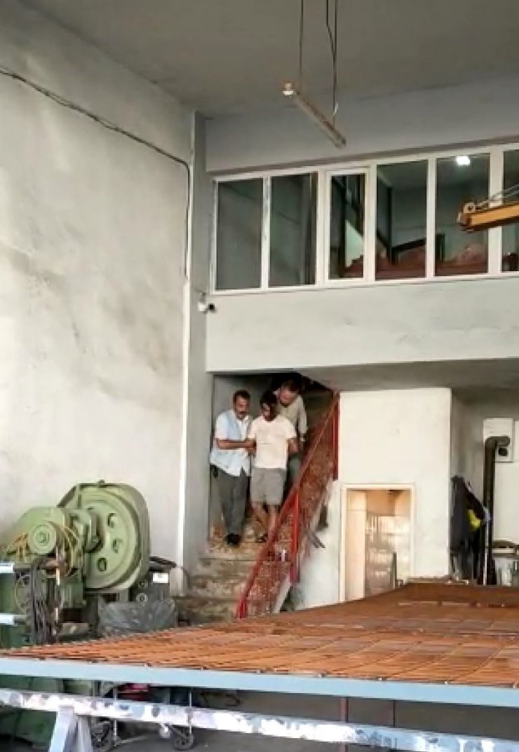 Arkadaşını öldürdükten sonra saklandığı bacada yakalandı; o anlar kamerada