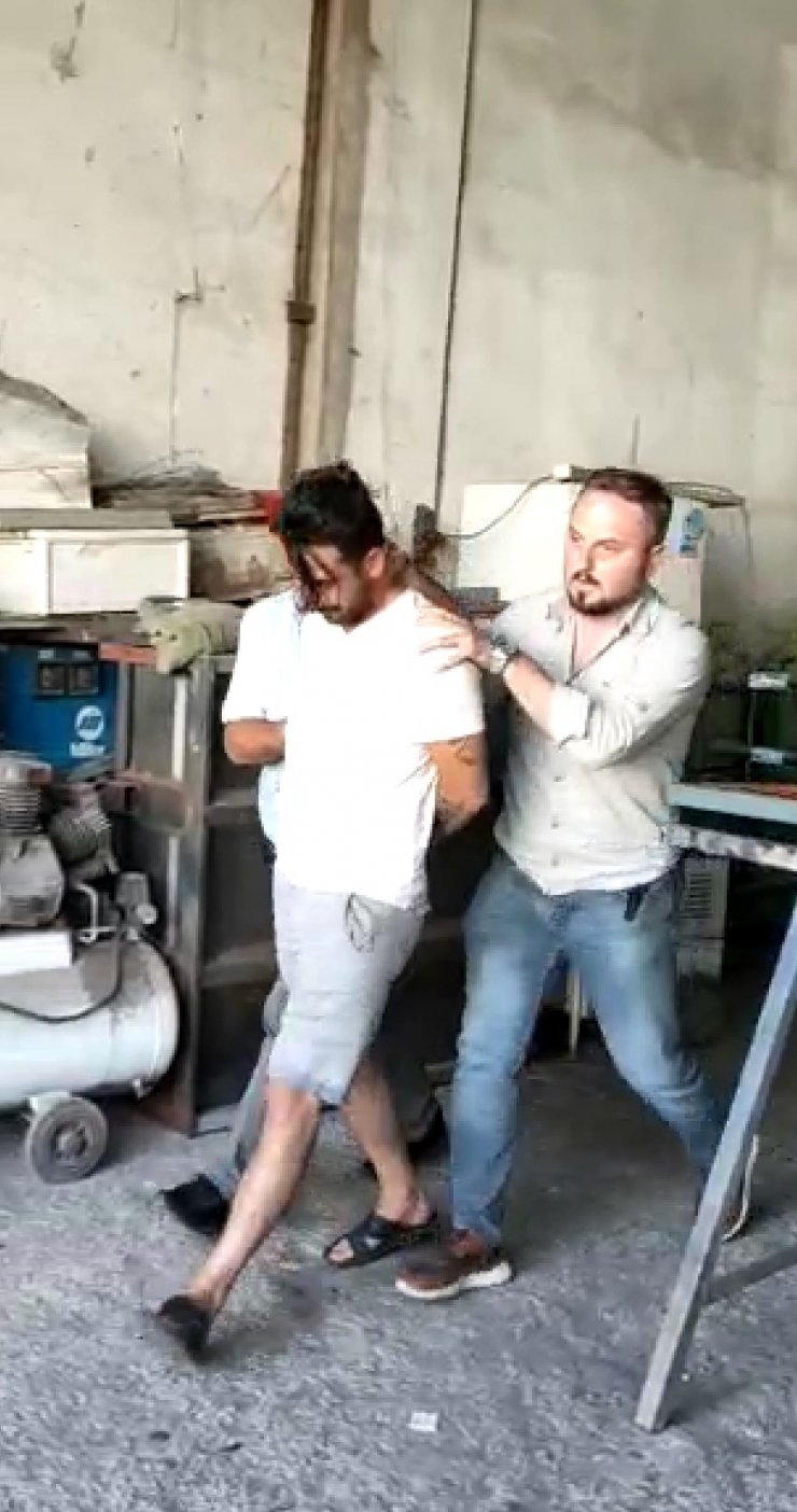 Arkadaşını öldürdükten sonra saklandığı bacada yakalandı; o anlar kamerada