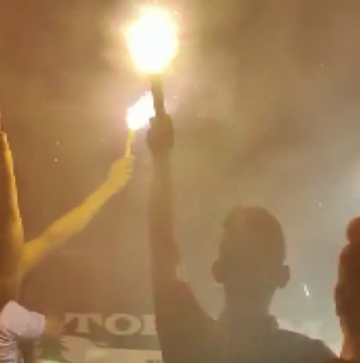 Asker uğurlamasında elinde meşale patlayınca yaralandı