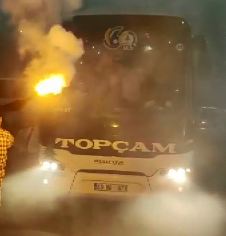 Asker uğurlamasında elinde meşale patlayınca yaralandı