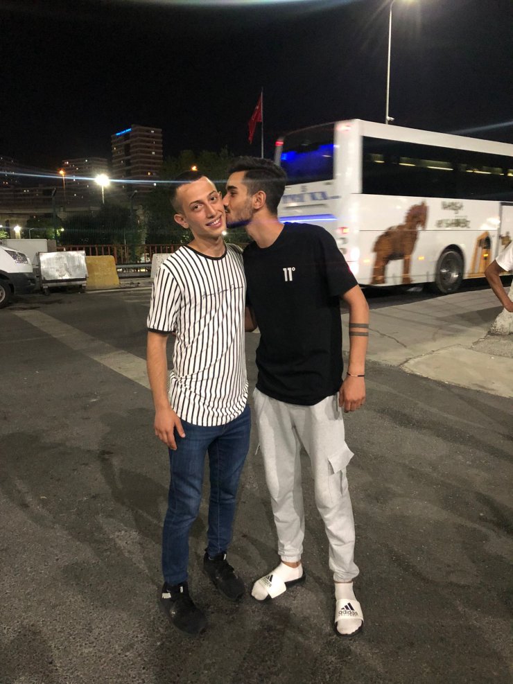 Asker uğurlamasında elinde meşale patlayınca yaralandı