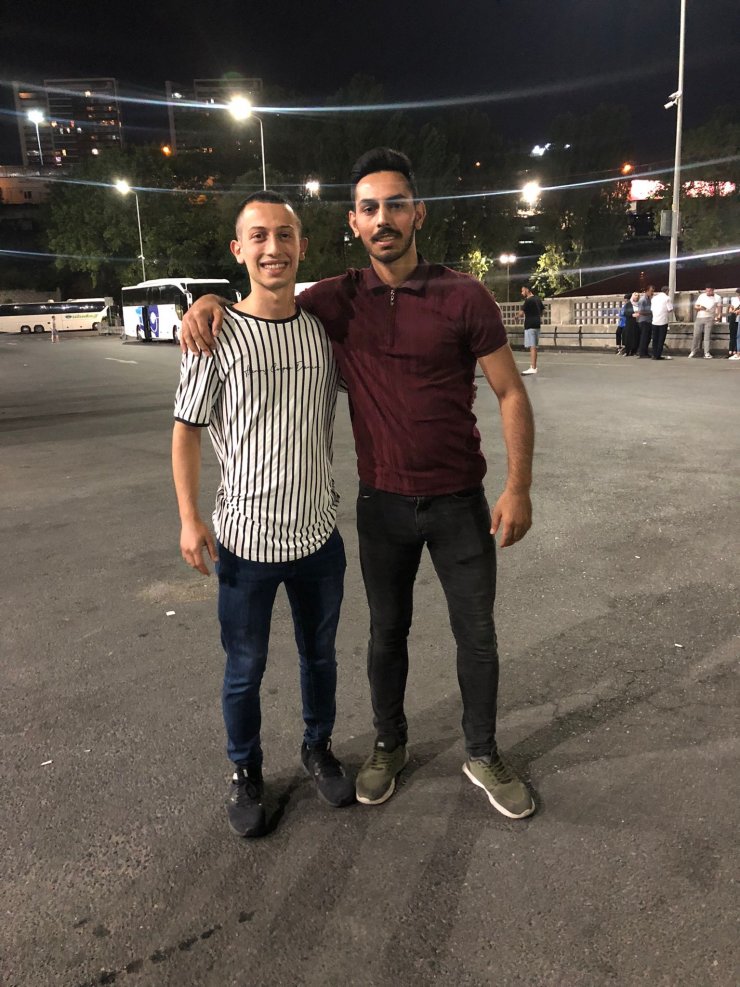 Asker uğurlamasında elinde meşale patlayınca yaralandı