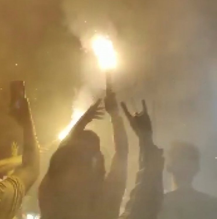 Asker uğurlamasında elinde meşale patlayınca yaralandı