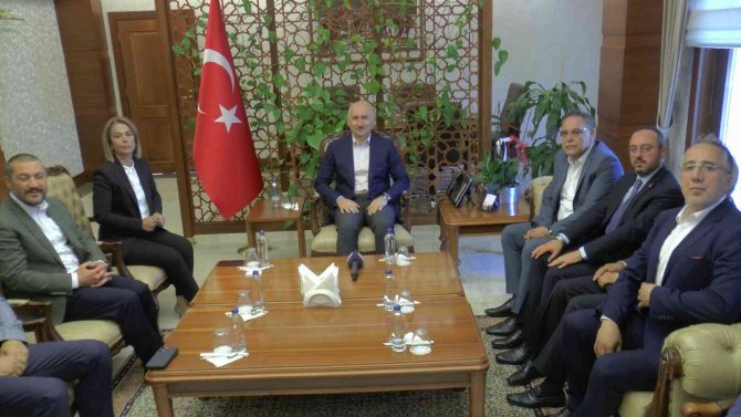 Bakan Karaismailoğlu: "Yaptığımız projeler vizyonsuzlara tokat gibi cevabımızdır"