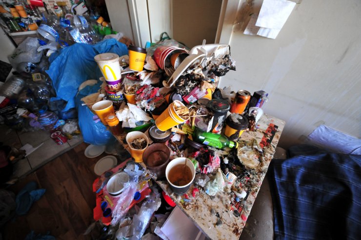 Boşaltılmak istenen çöp evde 1 yıldır odaya kilitli çocuk baygın bulundu