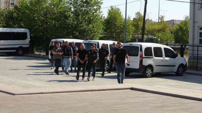 Çete kurup polis kılığına girdi, ağabeyini yaralayıp gasp etti