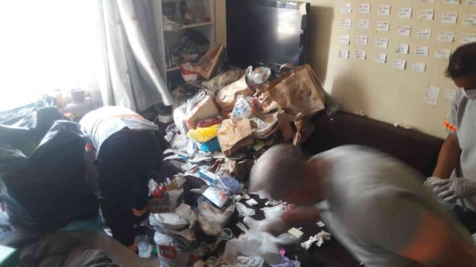 Çocuğu 1 yıldır çöp dolu odada kilitli tutmuşlar! Bunu yapanlar insan olamaz