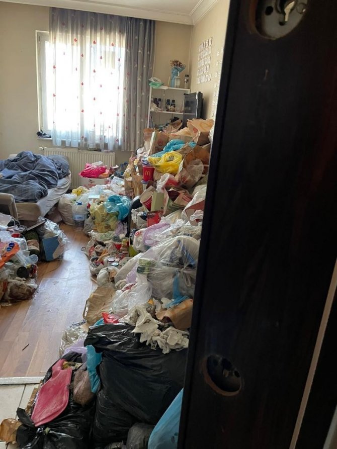 Çocuğu 1 yıldır çöp dolu odada kilitli tutmuşlar! Bunu yapanlar insan olamaz