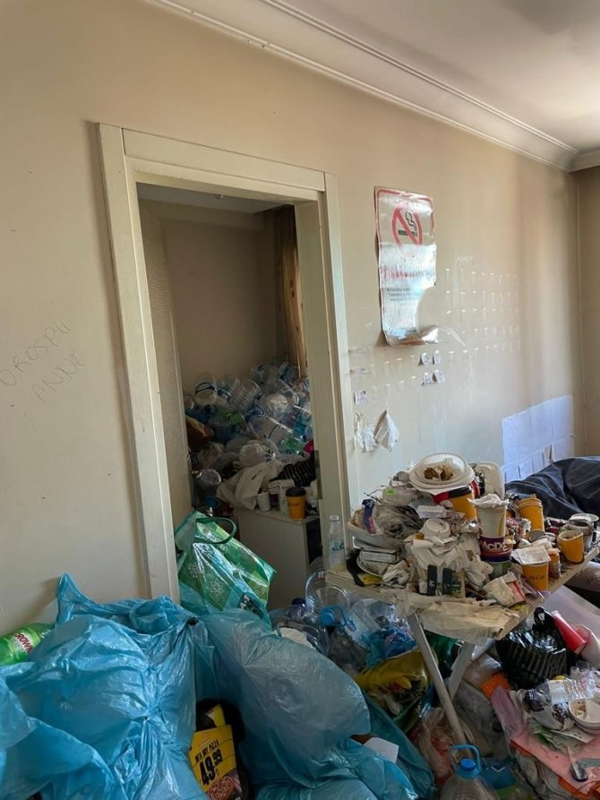 Çocuğu 1 yıldır çöp dolu odada kilitli tutmuşlar! Bunu yapanlar insan olamaz