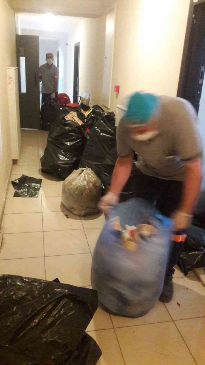 Çocuğu 1 yıldır çöp dolu odada kilitli tutmuşlar! Bunu yapanlar insan olamaz