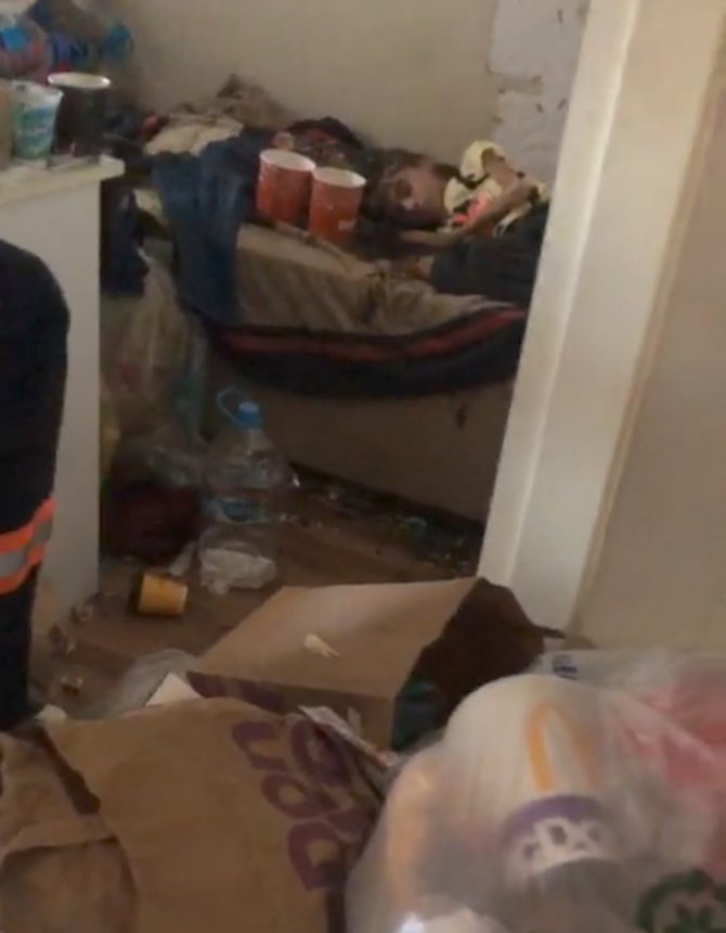 Çocuğu 1 yıldır çöp dolu odada kilitli tutmuşlar! Bunu yapanlar insan olamaz