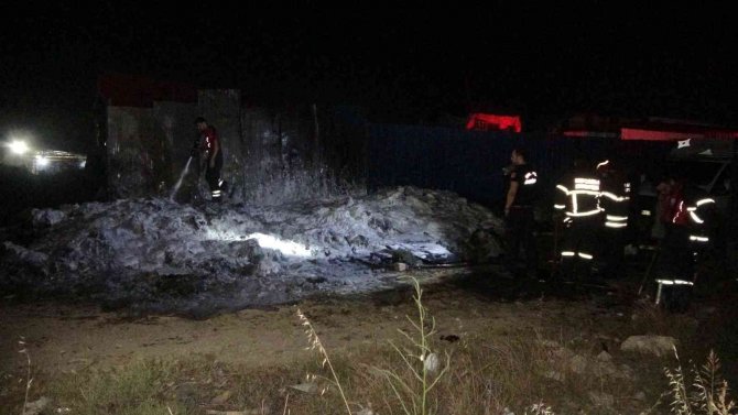 Depolama alanında yangın: Hurda malzemeler küle döndü