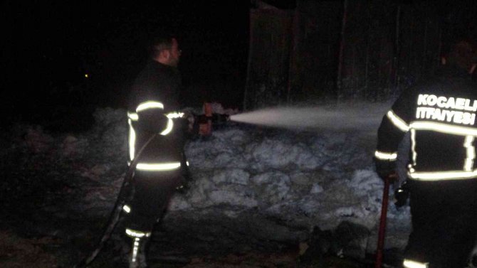 Depolama alanında yangın: Hurda malzemeler küle döndü