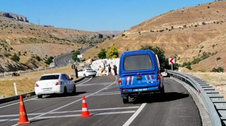 Devrilen saman yüklü kamyonun sürücüsü öldü