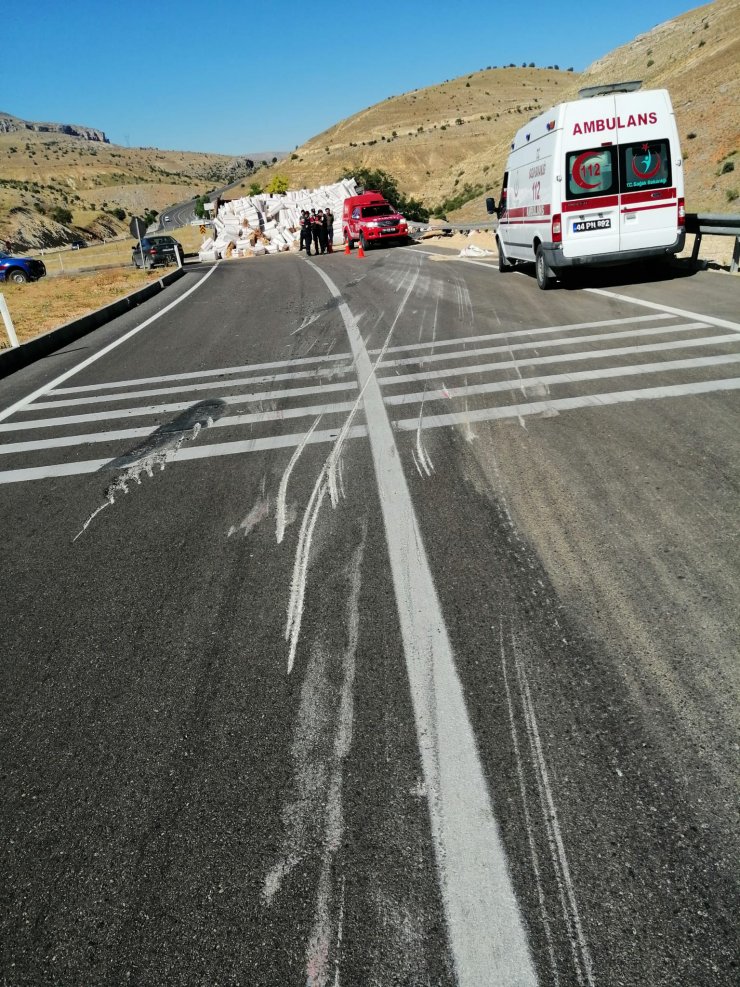 Devrilen saman yüklü kamyonun sürücüsü öldü