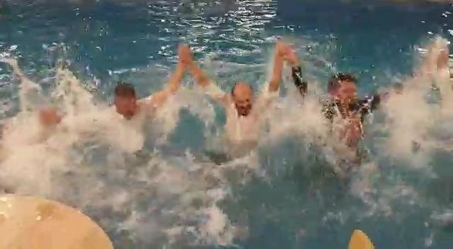 Düğünde çılgın eğlence, havuzda horon teptiler
