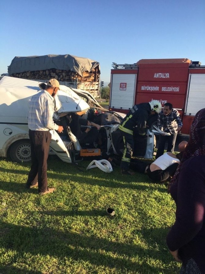 Hafif ticari araç kamyona arkadan çarptı: 3 yaralı