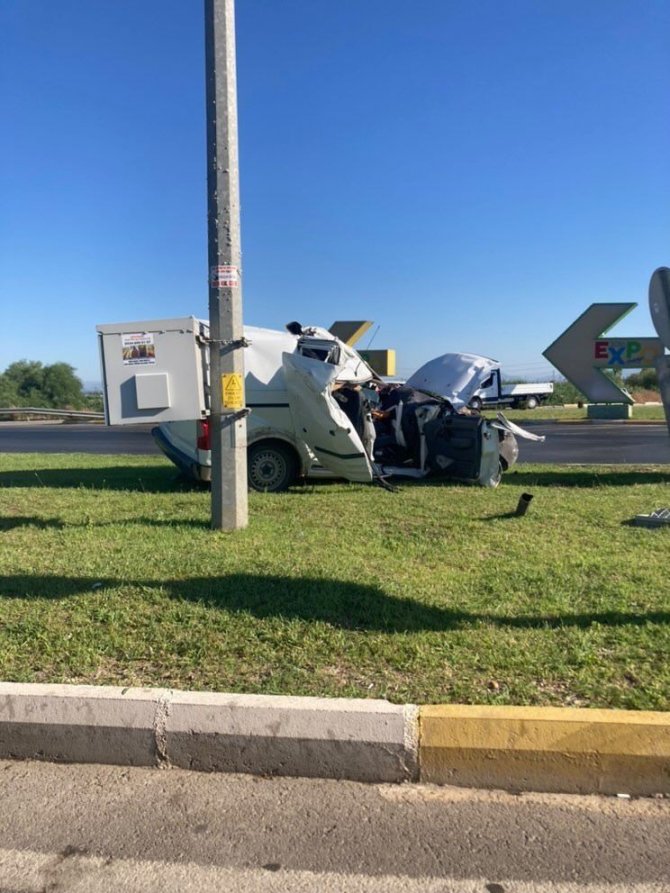 Hafif ticari araç kamyona arkadan çarptı: 3 yaralı