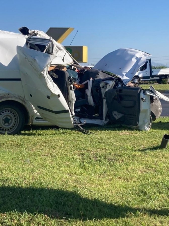 Hafif ticari araç kamyona arkadan çarptı: 3 yaralı