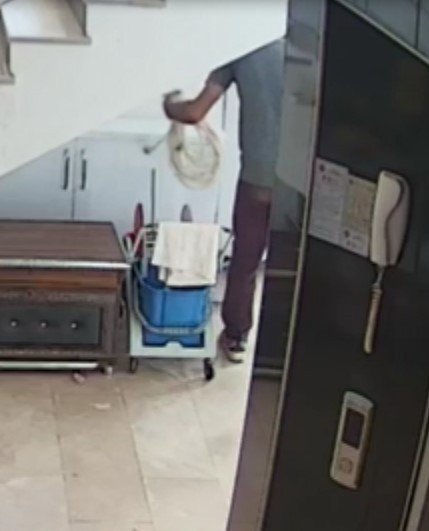 Hiçbir şey bulamayınca uzatma kablosu çaldı, kameralara yakalandı