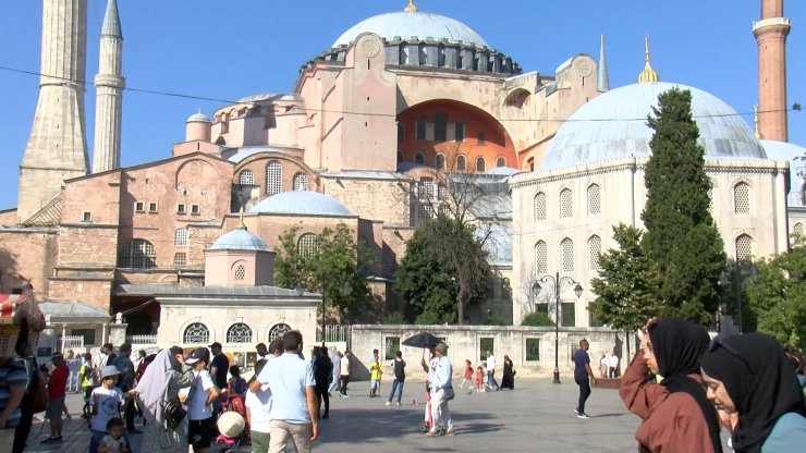 İbadete açılışının 2. yıldönümünde Ayasofya Camii'ne ziyaretçi akını