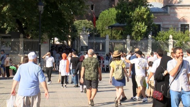 İbadete açılışının 2. yıldönümünde Ayasofya Camii'ne ziyaretçi akını