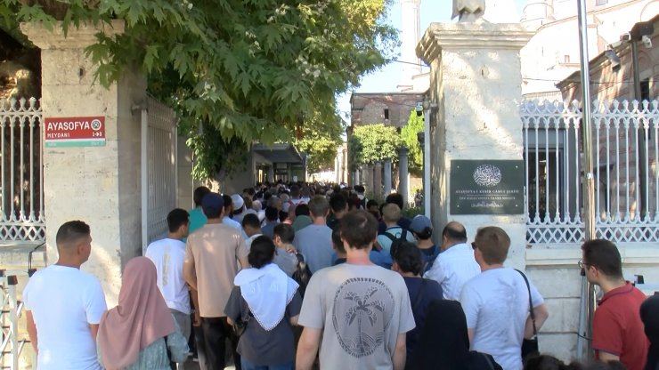 İbadete açılışının 2. yıldönümünde Ayasofya Camii'ne ziyaretçi akını