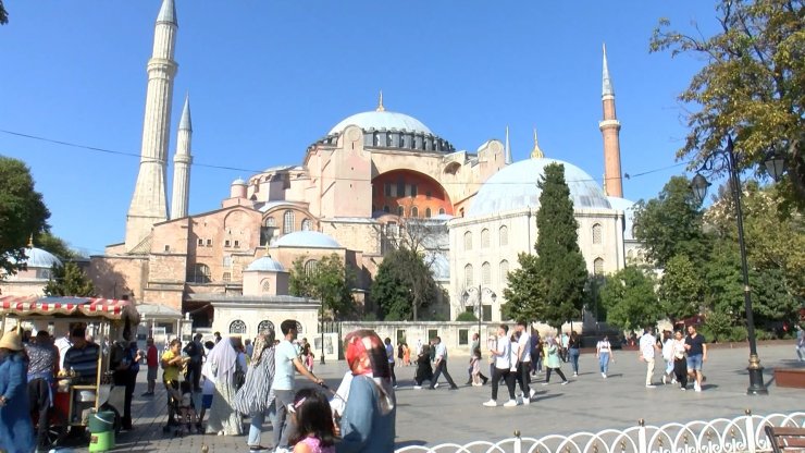 İbadete açılışının 2. yıldönümünde Ayasofya Camii'ne ziyaretçi akını