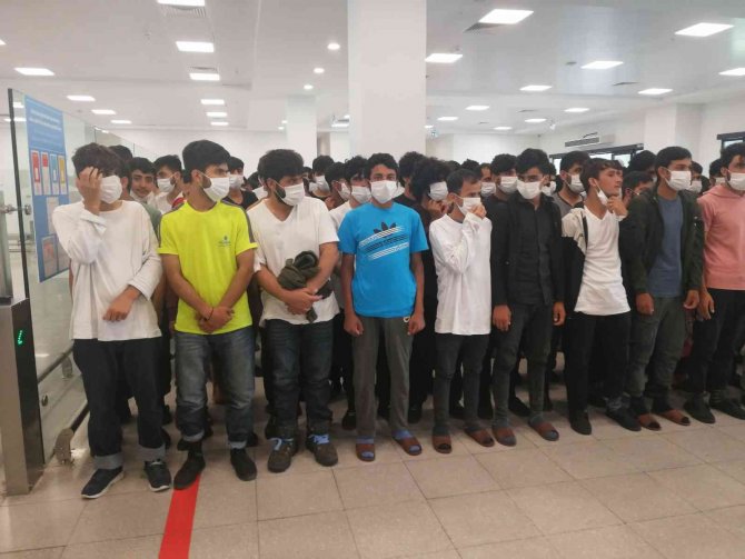 İki günde 592 düzensiz Afgan göçmen sınır dışı edildi