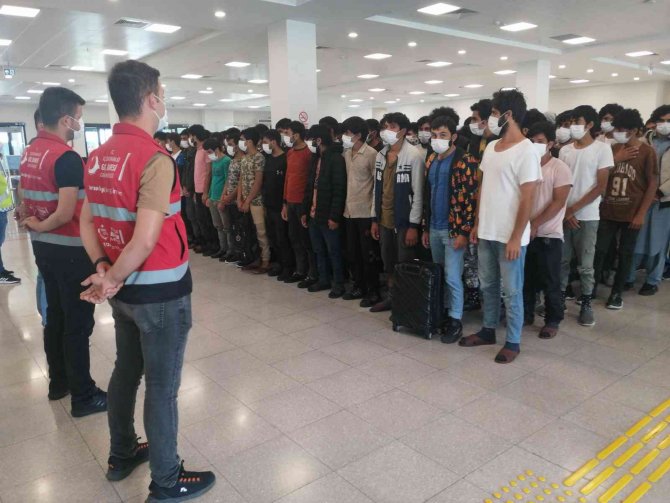 İki günde 592 düzensiz Afgan göçmen sınır dışı edildi