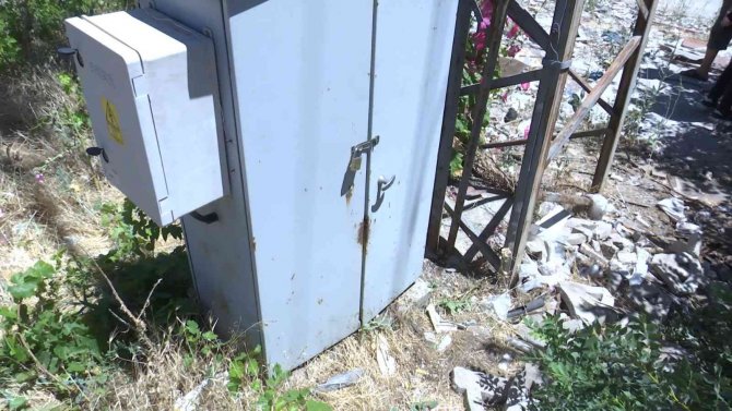 Kabloları çalmak isteyen hırsız yanlış kabloyu kesince 40 dairenin elektronik cihazı yandı
