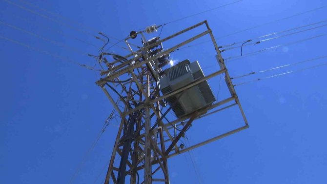 Kabloları çalmak isteyen hırsız yanlış kabloyu kesince 40 dairenin elektronik cihazı yandı