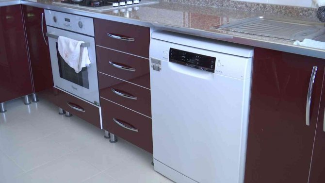 Kabloları çalmak isteyen hırsız yanlış kabloyu kesince 40 dairenin elektronik cihazı yandı