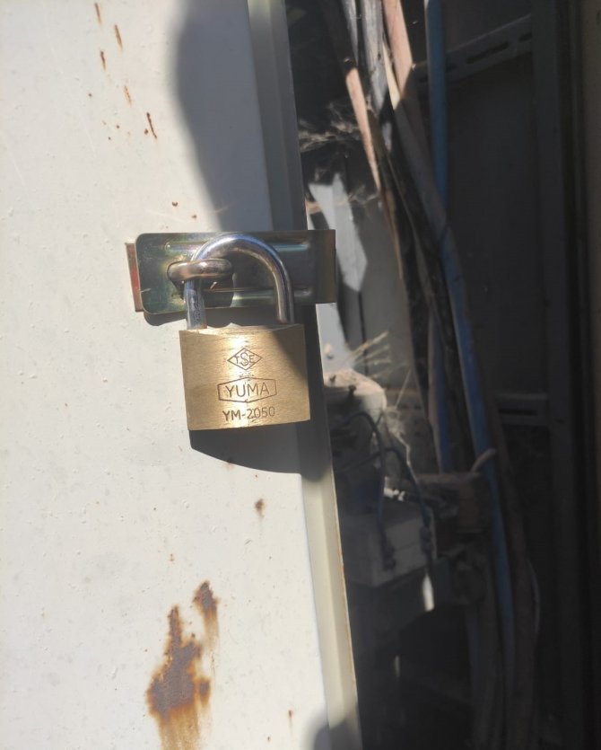 Kabloları çalmak isteyen hırsız yanlış kabloyu kesince 40 dairenin elektronik cihazı yandı