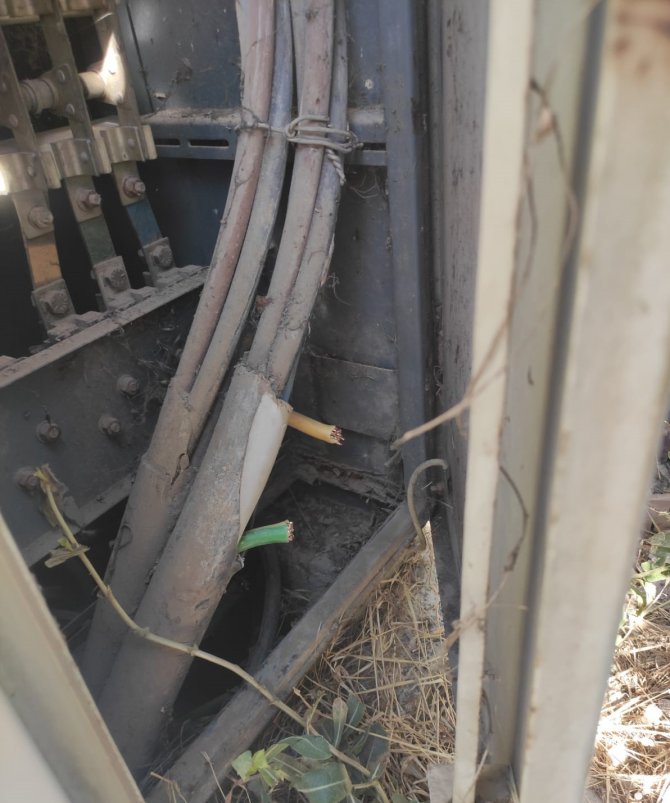 Kabloları çalmak isteyen hırsız yanlış kabloyu kesince 40 dairenin elektronik cihazı yandı