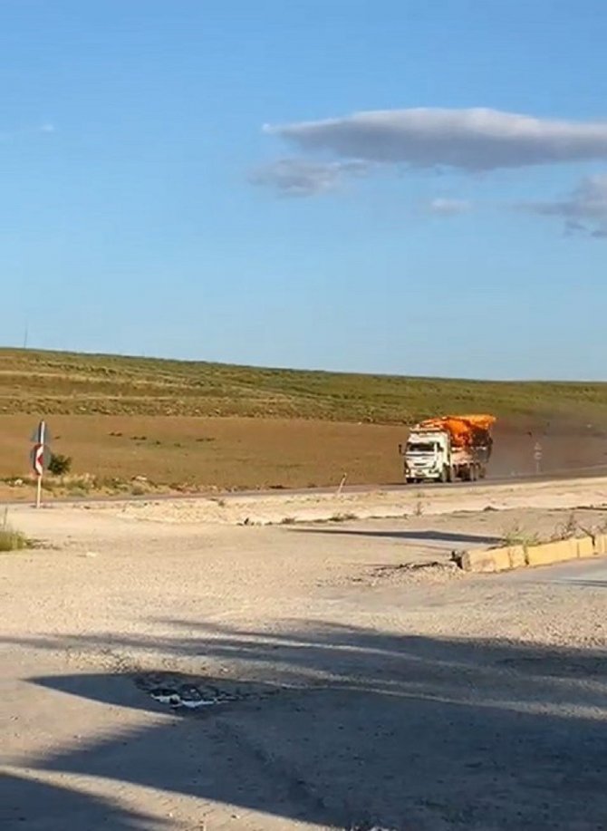 Kamyondaki balyalar alev alev yandı