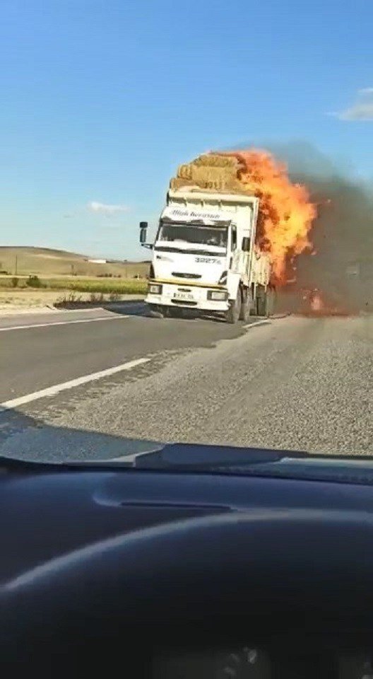 Kamyondaki balyalar alev alev yandı