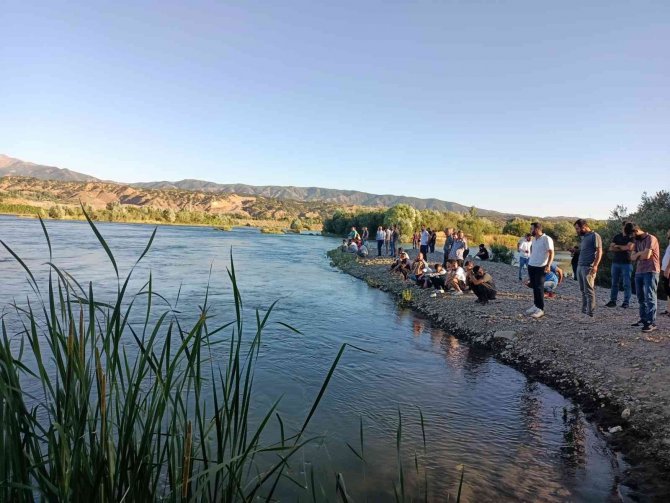 Küçük çocuğu kurtarmak isterken Murat Nehri’nde kayboldu