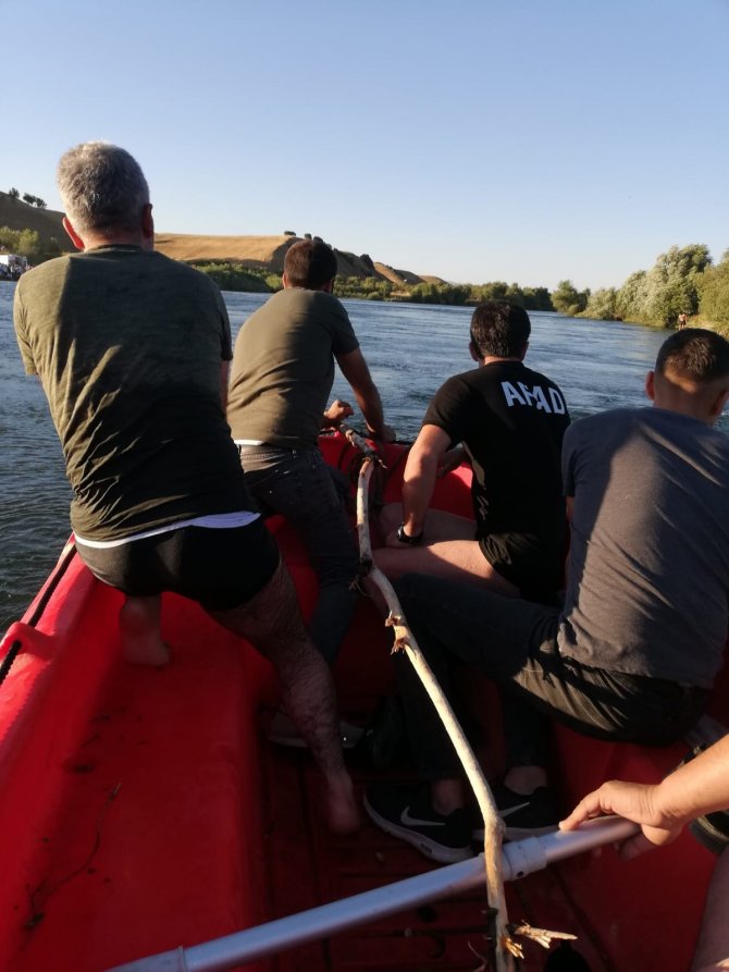Küçük çocuğu kurtarmak isterken Murat Nehri’nde kayboldu