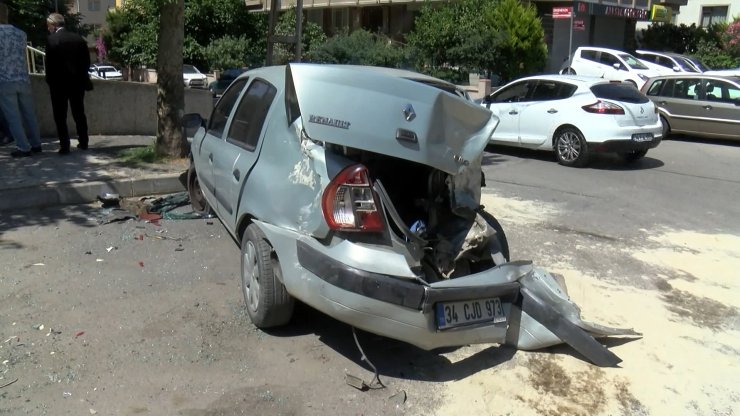 Maltepe'de 6 aracın hasar gördüğü kaza kamerada 