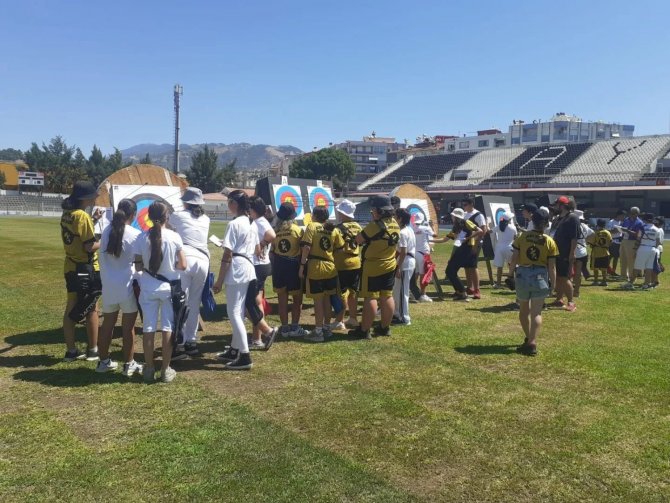 Minik okçular kıyasıya mücadele etti