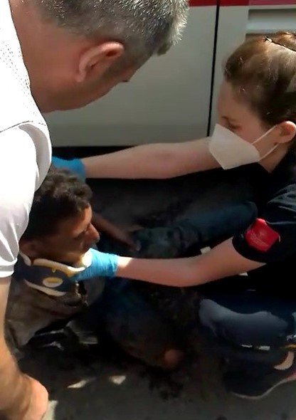 Otobüs motorunda 2 göçmen yakalandı