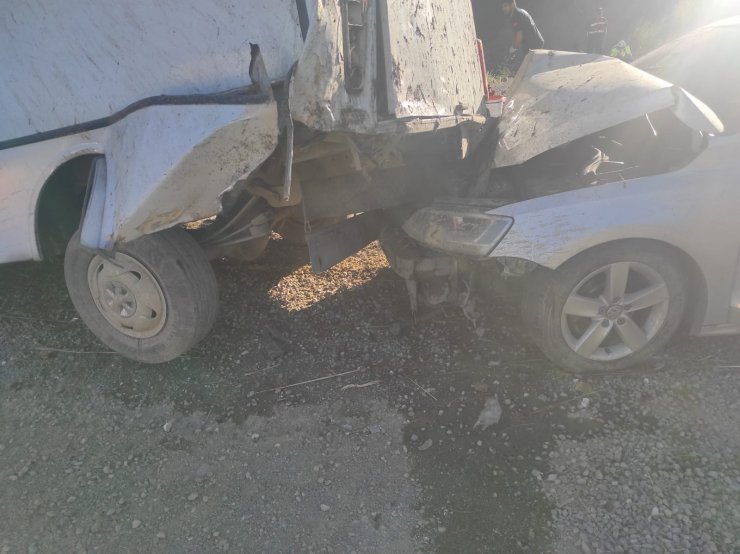 Otomobil, minibüse çarptı: 11 yaralı