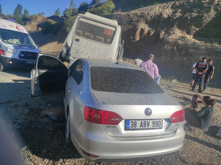 Otomobil, minibüse çarptı: 11 yaralı