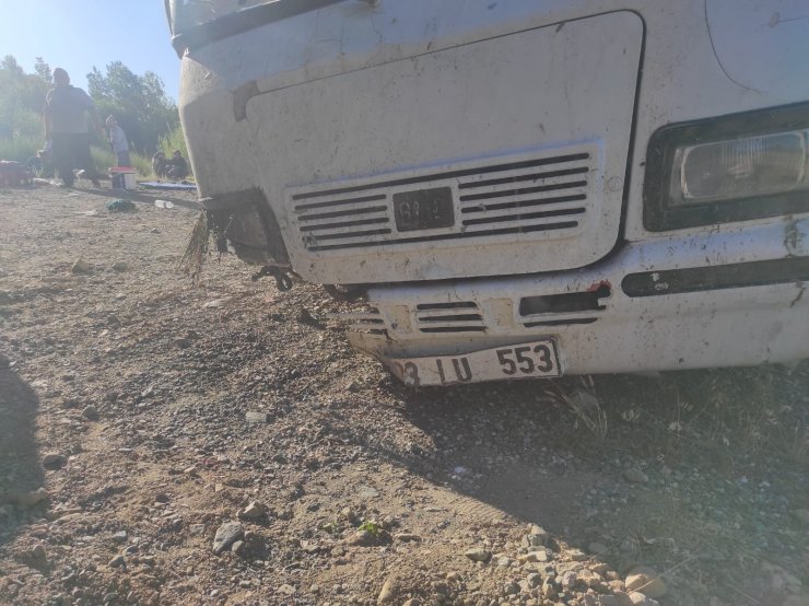 Otomobil, minibüse çarptı: 11 yaralı