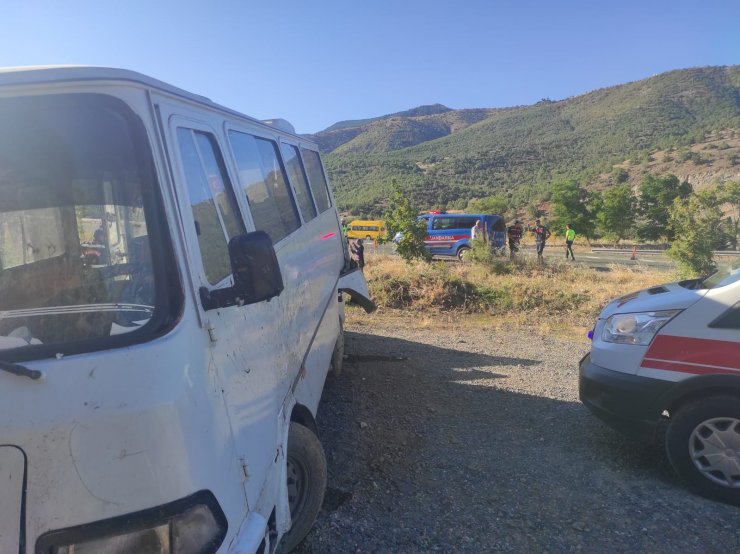 Otomobil, minibüse çarptı: 11 yaralı