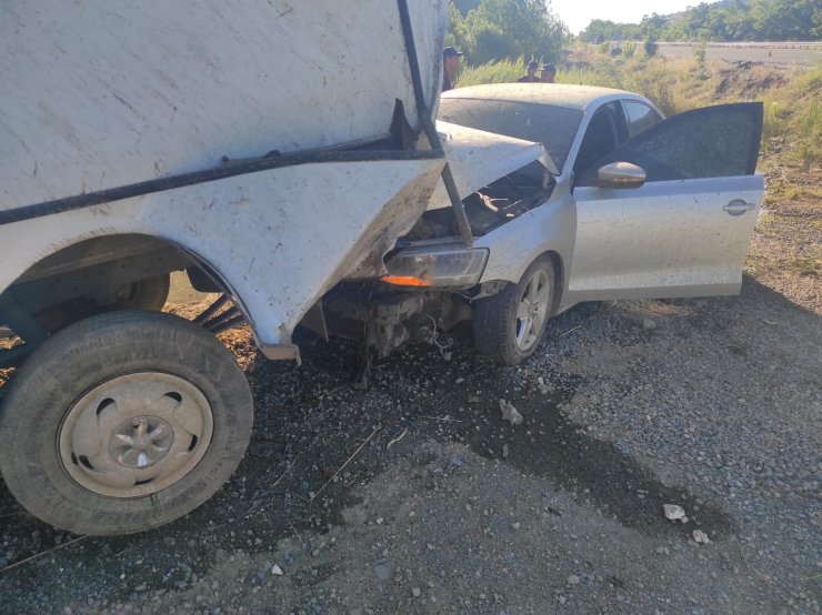 Otomobil, minibüse çarptı: 11 yaralı